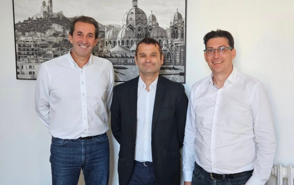 Photo de Patrice Bouyssou, directeur général de SavoirsPlus, Yves Morel, le cédant, et Stéphane Pantin, directeur général délégué de Librairie eMLS.